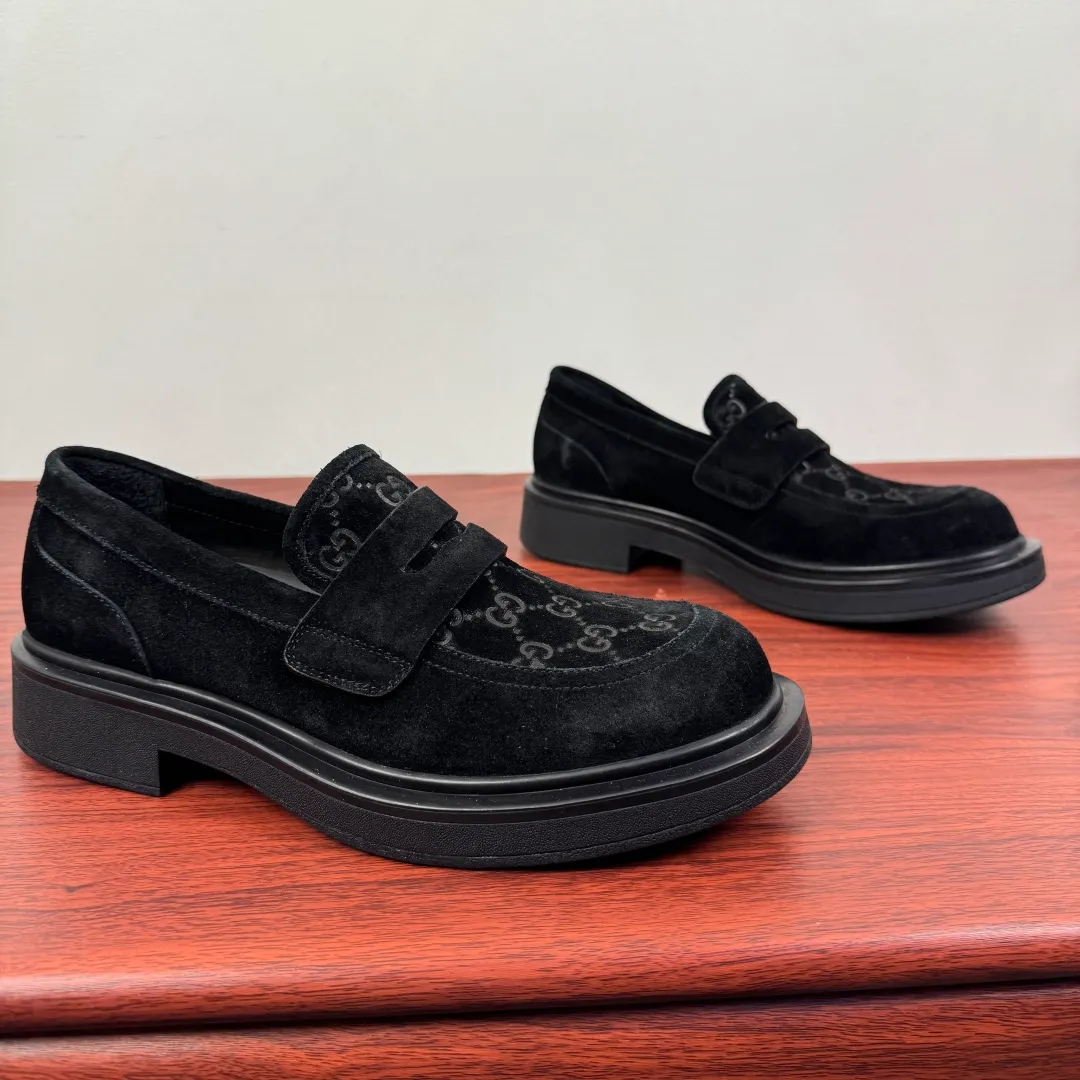 Batch 800 Gucci/Gucci new men's loafers with GG details, thick-soled slip-ons! The design of this men's lace-up shoe is rooted in the brand's heritage. It is carefully crafted from high-quality calfskin/open-edge beaded cowhide/suede cowhide. It is made of various leather types and is embellished with GG printed embossed suede leather details, which pays homage to Gucci's classic monogram. The rubber sole with GG pattern adds a modern touch to the design. Classic and simple sponge cake style design. European and American classic version, full calfskin lining. The overall upper texture is soft. The lining is comfortable and breathable. 2CM thickened soft rubber sole, easy to control. Versatile and stylish on the foot. Available in multiple colors to meet different matching needs. Full package! Size: 39-40-41-42-43-44 leather shoe size (can be customized to 38.45.46) Item number: 7826 Loafers black suede